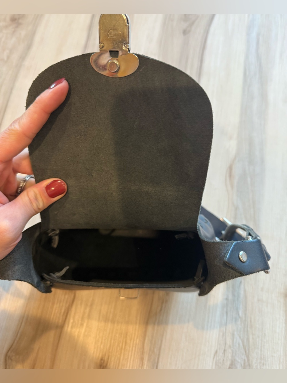 Harley-Davidson Black Leather Saddle Crossbody Purse - Picture 5 of 6